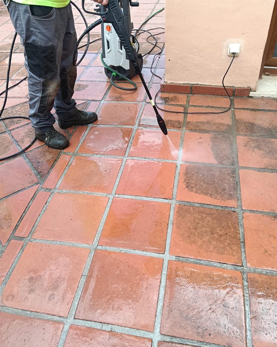 Operario de Datura Cleaning limpiando con hidrolimpiadora el suelo de una terraza