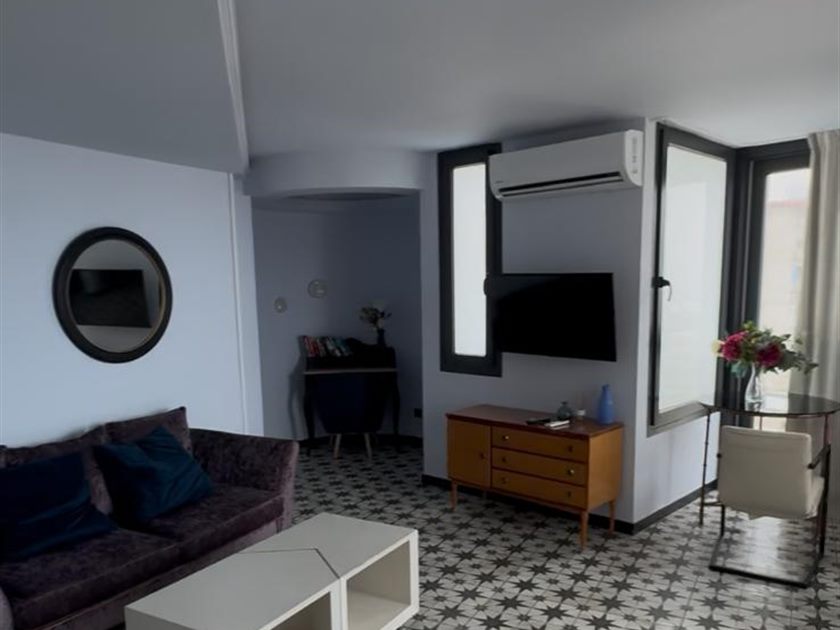Salón amplio y despejado con suelo hidráulico y mucha luz natural